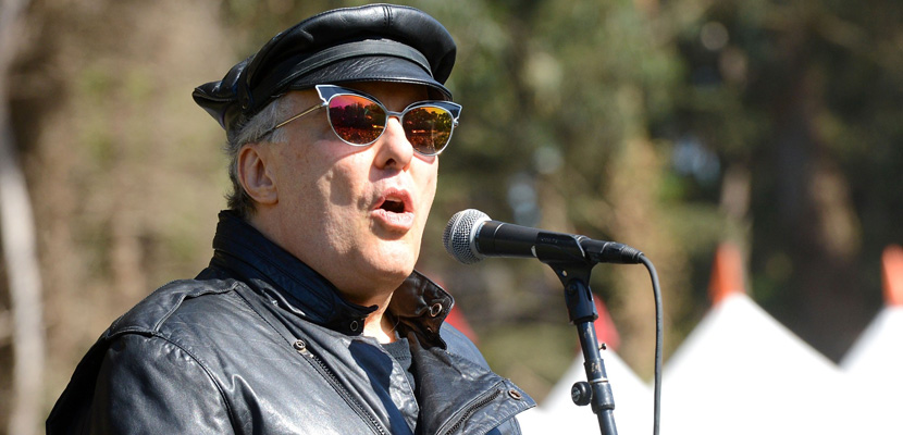 O punk rocker Jello Biafra é hospitalizado após sofrer um AVC hemorrágico